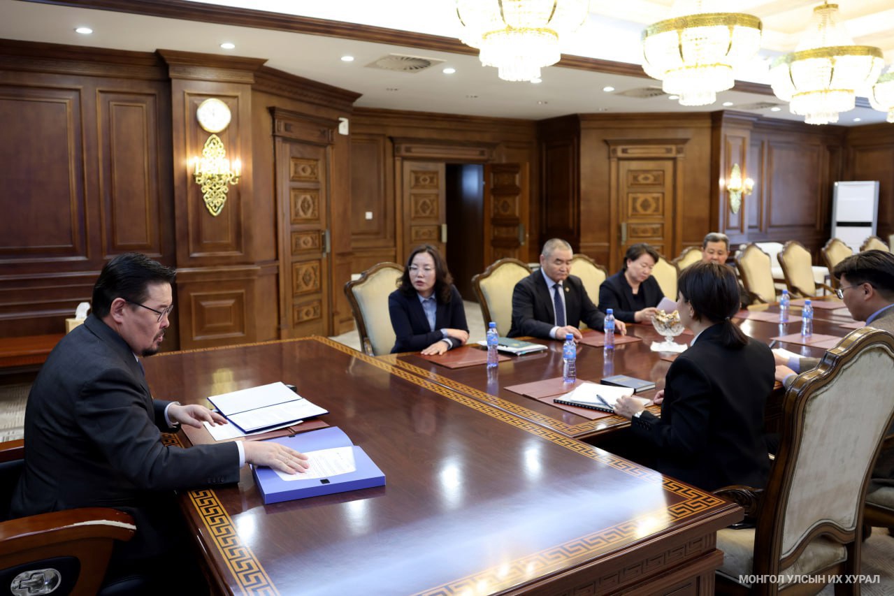 “Монгол Улсын шүүх эрх мэдлийн хөгжлийн бодлого”-ын төслийн саналыг УИХ-ын дарга Г.Занданшатарт уламжлав