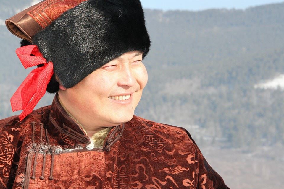 Сар шинийн баярыг тохиолдуулан тойргийнхоо ахмадуудад 