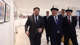  Бүгд Найрамдах Киргиз Улсын Жогорку Кенеш буюу Парламентын дарга Нурланбек Шакиев, УИХ-ын дарга Г.Занданшатар нар  гэрэл зургийн үзэсгэлэн үзэж,  эрдэм шинжилгээний хуралд оролцлоо
