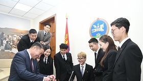 Төрийн ордонд 937 иргэн зочилж, Улсын Их Хурлын үйл ажиллагаатай танилцлаа