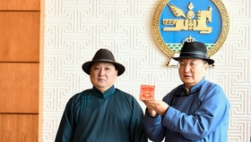Монгол Улсын хуулийн уг эх дээр Төрийн тамга дарлаа 