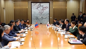 БНСУ-ын Үндэсний Ассамблейн дэд дарга Жү Ху Ён УИХ дахь Монгол-БНСУ-ын парламентын бүлгийн дарга Б.Бат-Эрдэнэ тэргүүтэй төлөөлөгчдийг хүлээн авч уулзлаа