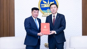 Төрийн өмчийг хувьчлах, олон нийтэд нээлттэй арилжаалахтай холбоотой тогтоолын төслийг өргөн мэдүүлэв