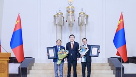 Б.Чимидийн нэрэмжит шагналыг “Эрүүгийн процессын эрх зүйн үндсэн асуудал” бүтээлээрээ Гавьяат хуульч, профессор Ж.Бямбаа, профессор Ж.Эрхэсхулан нар хүртэв