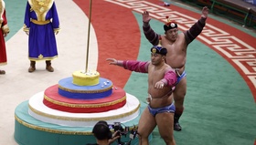 Үндсэн хуулийн өдөрт зориулсан үндэсний бөхийн барилдаанд улсын арслан Ц.Бямба-Отгон түрүүлж, улсын заан Б.Бат-Өлзий үзүүрлэв