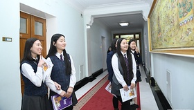 Сүхбаатар дүүргийн ЕБС-ийн ахлах ангийн сурагчид Төрийн ордонд зочилж, зарим хуулийн төслийн талаар саналаа илэрхийллээ