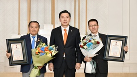 Б.Чимидийн нэрэмжит шагналыг “Эрүүгийн процессын эрх зүйн үндсэн асуудал” бүтээлээрээ Гавьяат хуульч, профессор Ж.Бямбаа, профессор Ж.Эрхэсхулан нар хүртэв