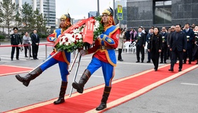 Хэлмэгдэгсдийн хөшөөнд цэцэг өргөж, хүндэтгэл үзүүллээ