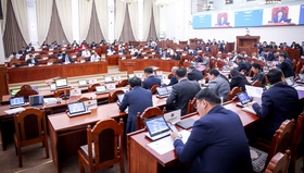 Монгол Улсын 2026 оны төсвийн тухай болон холбогдох хуулийн төслүүдийн талаарх зарчмын зөрүүтэй саналуудаар санал хураалт явууллаа