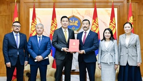 Монгол Улсын 2026 оны төсвийн тодотгол болон нэгдсэн төсвийн 2026 оны төсвийн хүрээний мэдэгдэлд өөрчлөлт оруулах тухай хуулийн төслүүдийг өргөн мэдүүллээ