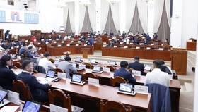 Эдийн засгийн эрх чөлөөний тухай, Гэр бүлийн тухай, Гэр бүлийн хэрэг шүүхэд хянан шийдвэрлэх тухай болон бусад хууль, тогтоолын төслийг батлав