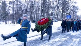    Монгол Улсын Их Хурлын дарга Н.Учрал “Ялалтад тэмүүлсэн морьд” хөшөөнд цэцэг өргөлөө