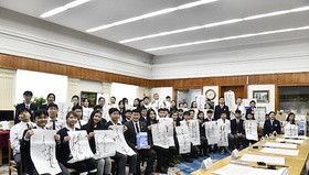 НЕБ-ын 141 дүгээр сургуулийн 10Б ангийн сурагчид “Төрийн мэдээлэл” эмхэтгэлийн 35 жилийн ойн үйл ажиллагаанд оролцлоо