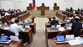 Бизнесийн эрх чөлөөний тухай, Улсын бүртгэлийн ерөнхий хуульд нэмэлт оруулах тухай, Монгол Улсын Хүний эрхийн Үндэсний Комиссын тухай хуульд нэмэлт оруулах тухай хуулийн төслүүдийг хэлэлцэхийг дэмжив
