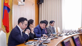 Төрийн бүтээмж, засаглалын шинэчлэлийн асуудлаар санал, дүгнэлт гаргах, холбогдох хууль тогтоомжийн төсөл боловсруулах үүрэг бүхий ажлын хэсэг хуралдав