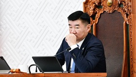 Эрхтэн, эд, эс шилжүүлэн суулгах тухай хуулийн төслийн анхны, Худалдаа, аж үйлдвэрийн танхимын тухай хуулийн төслийн хэлэлцэх, эсэх хэлэлцүүлгийг эхлүүллээ