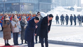 Улсын Их Хурлын дарга Н.Учрал Их жанжин Д.Сүхбаатарын хөшөөнд цэцэг өргөж, хүндэтгэл үзүүллээ