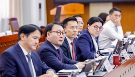 Хувь нийлүүлэгчдийн гэрээний талаар болон Оюу толгой төслөөс Монгол Улсын хүртэх өгөөжийн талаарх нотлох баримтуудыг шинжлэн судална