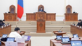 Үндсэн хуулийн цэцийн 02 дугаар дүгнэлтийг хүлээн авч, ИТХ-ын төлөөлөгчдийн 30 хувь нь төрийн захиргааны алба хаагч байж болох тухай хуулийн төслийг Байнгын хороонд шилжүүллээ 