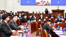 Үндсэн чиглэлийн төслийг анхны хэлэлцүүлэгт шилжүүлж, төсвийн тухай хуулийн төсөлтэй хамт өргөн мэдүүлсэн хууль, тогтоолын төслүүдийг эцэслэн батлав