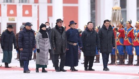 Монгол Улсын төрийн далбааг мандуулж, жанжин Д.Сүхбаатарын хөшөөнд цэцэг өргөлөө