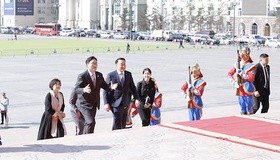 Chairman of the State Great Hural D. Amarbayasgalan welcomed Speaker of the National Assembly of the Republic of Korea Woo Won-shik at Sukhbaatar Square