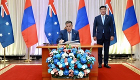 Австралийн Холбооны Улсын парламентын Төлөөлөгчдийн танхимын дарга Милтон Дик Хүндэт зочны дэвтэрт гарын үсэг зурлаа