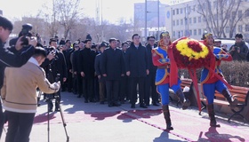 Монголын төр, нийгмийн нэрт зүтгэлтэн Ж.Батмөнх агсны хөшөөнд цэцэг өргөж, хүндэтгэл үзүүллээ