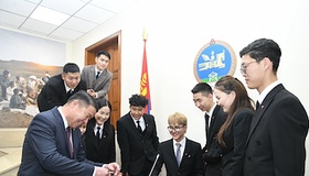 Төрийн ордонд 937 иргэн зочилж, Улсын Их Хурлын үйл ажиллагаатай танилцлаа