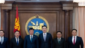 Улсын Их Хурлын дарга С.Бямбацогт парламент дахь таван намын удирдлагатай уулзаж, санал солилцлоо 