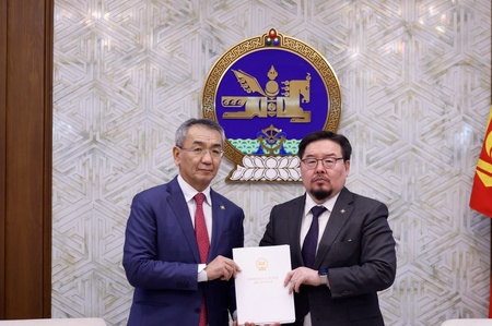 Монгол Улсын Үндсэн хуулийн цэцийн тухай хуулийн шинэчилсэн найруулгын төслийг өргөн мэдүүллээ