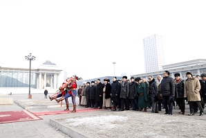 Монгол Улсын Үндсэн хуулийн өдрөөр Д.Сүхбаатарын хөшөөнд цэцэг өргөж, Их эзэн Чингис хааны хөшөөнд хүндэтгэл үзүүлэв