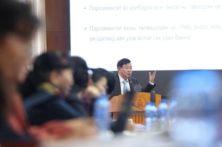 Д.Лүндээжанцан: Төр иргэнтэйгээ байгуулсан гэрээ бол Үндсэн хууль гэж ойлгож болно