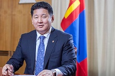 Монгол Улсын Ерөнхий сайд У.Хүрэлсүх Улсын Их Хурлын 2017 оны 12 дугаар сарын 15-ны өдрийн чуулганы нэгдсэн хуралдаанд гэр хорооллын дахин төлөвлөлт, орон сууцжуулах хөтөлбөрийн талаар хийх мэдээлэл