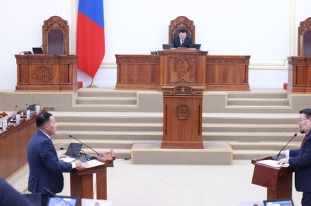 Улсын Их Хурлын асуулгын цагаар гишүүд эдийн засгийн нөхцөл байдлын талаар Ерөнхий сайдаас асуулт асууж, тодруулга авлаа