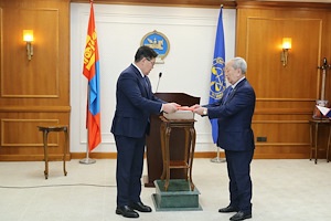 Монгол Улсын Үндсэн хуульд оруулсан нэмэлт, өөрчлөлтийн эхийн хувийг Үндсэн хуулийн цэцэд заллаа