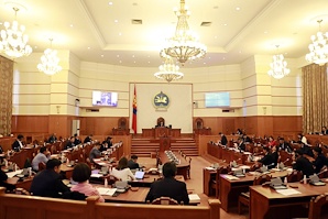Монгол Улсын Их Хурлын чуулганы хуралдааны дэгийн тухай хуульд нэмэлт оруулах тухай болон хамт өргөн мэдүүлсэн хуулийн төслүүдийг анхны хэлэлцүүлэгт бэлтгүүлэхээр шилжүүллээ