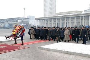 Видео: Д.Сүхбаатарын хөшөөнд цэцэг өргөж, Их эзэн Чингис хааны хөшөөнд хүндэтгэл үзүүлэв