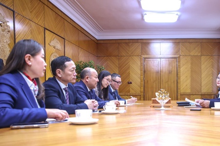 Байнгын хорооны дарга Б.Бейсен БНКУ-ын Тооцооны танхимын дарга Алмазбек Акматов тэргүүтэй төлөөлөгчдийг хүлээн авч уулзав