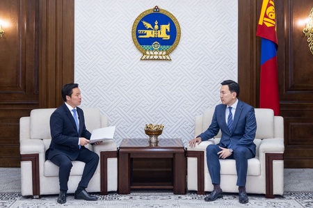 Улсын Их Хурлын дарга Н.Учралд Монгол Улсын Их Хурлын тухай хуульд нэмэлт, өөрчлөлт оруулах тухай хуулийн төслийг өргөн мэдүүллээ