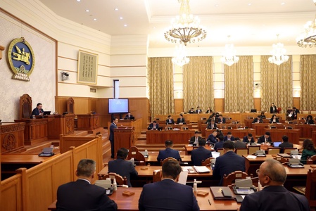 Монгол Улсын 2024 оны төсвийн тухай хуулийн төсөлтэй хамт өргөн мэдүүлсэн хууль, тогтоолын төслүүдийн анхны хэлэлцүүлгийг эхлүүлэв