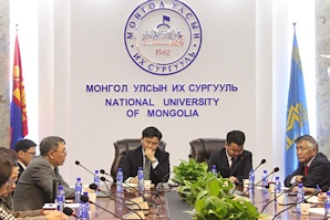 Байнгын хорооны дарга Ё.Баатарбилэг Монгол судлалын чиглэлийн эрдэмтэн багш нартай чөлөөт ярилцлага зохион байгуулав