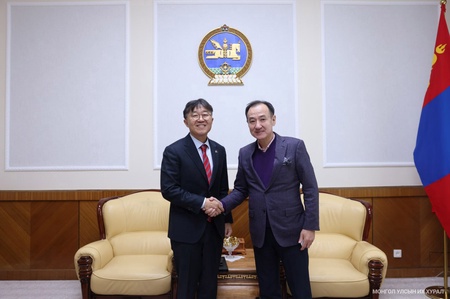 Chair of the Standing Committee Meets with South Korean Ambassador Choi Jin-won 