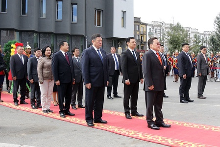 Улс төрийн хилс хэрэгт хэлмэгдэгсдийн дурсгалыг хүндэтгэж  цэцэг өргөв