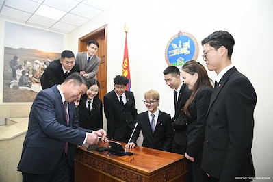 Төрийн ордонд 937 иргэн зочилж, Улсын Их Хурлын үйл ажиллагаатай танилцлаа