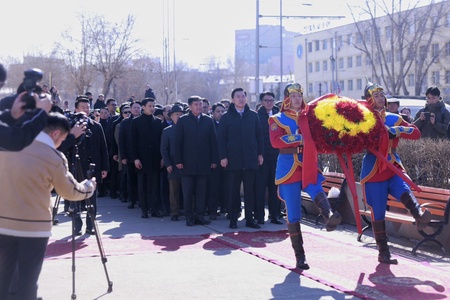 Монголын төр, нийгмийн нэрт зүтгэлтэн Ж.Батмөнх агсны хөшөөнд цэцэг өргөж, хүндэтгэл үзүүллээ
