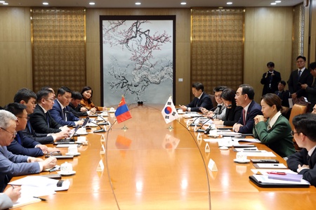 БНСУ-ын Үндэсний Ассамблейн дэд дарга Жү Ху Ён УИХ дахь Монгол-БНСУ-ын парламентын бүлгийн дарга Б.Бат-Эрдэнэ тэргүүтэй төлөөлөгчдийг хүлээн авч уулзлаа