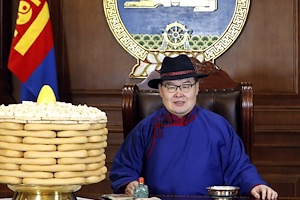 Видео: Монгол Улсын Их Хурлын дарга Гомбожавын Занданшатарын Сар шинийн мэндчилгээ