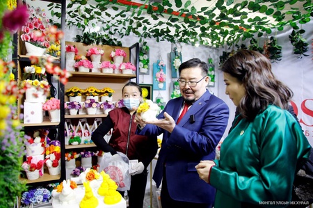 Chairman G.Zandanshatar acquaints with Trade Fair  welcoming the Lunar New Year 