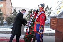 Видео: Манай улсад айлчлал хийж буй ОХУ-ын Холбооны Хурлын Холбооны Зөвлөлийн дэд дарга К.И.Косачев өнөөдөр Маршал Г.К.Жуковын хөшөөнд цэцэг өргөж, хүндэтгэл үзүүллээ